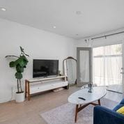 Living Room - 605 N Windsor Blvd Unit 605