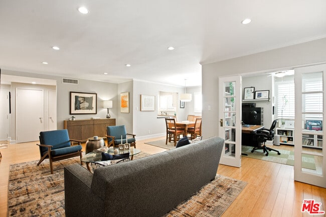 Building Photo - 1525 Hayworth Ave Unit 206