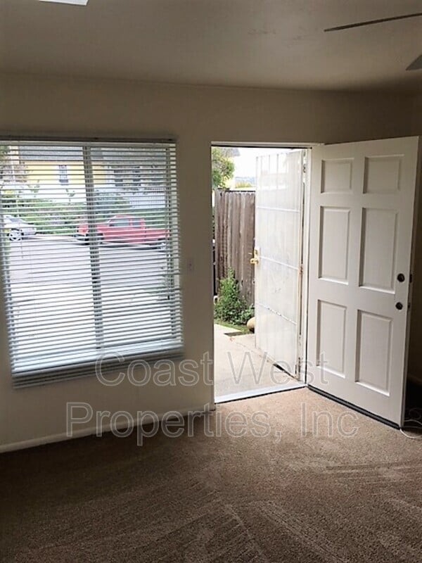 Building Photo - 2072 1/2 Diamond St Rental