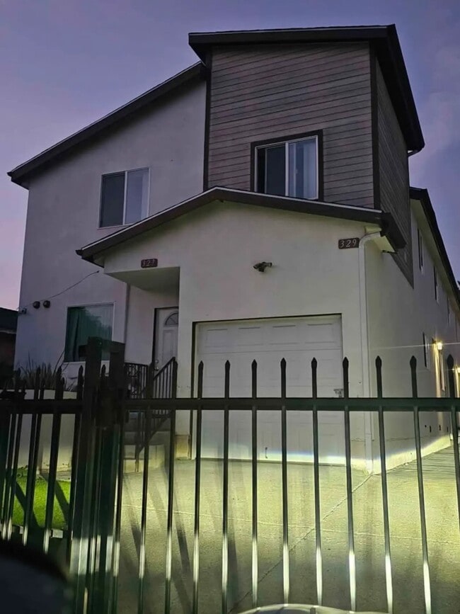 Building Photo - 329 E 116th Pl