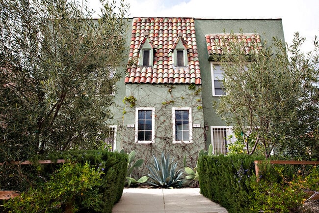 Building Photo - 2045 S Harcourt Ave Unit 2045 S Harcourt Ave