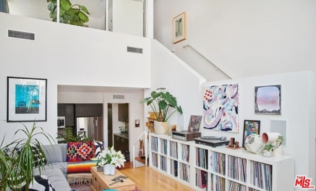 Building Photo - 742 N Hudson Ave Unit 2