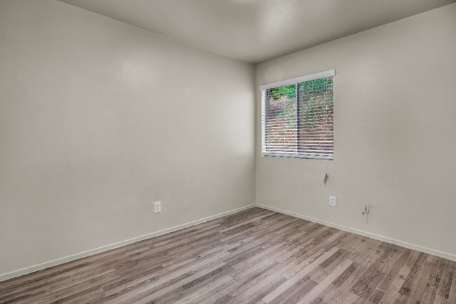 Photo - 5243 Huntington Dr Unit 5