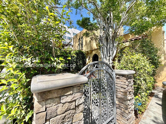 Building Photo - 132 N Crescent Heights Blvd