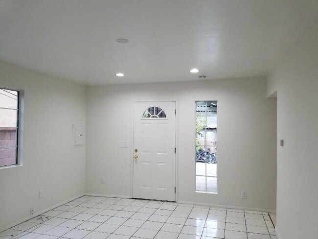 Building Photo - 4522-24 Unit 4524