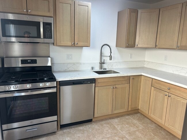 Building Photo - 10026 River St Unit 2