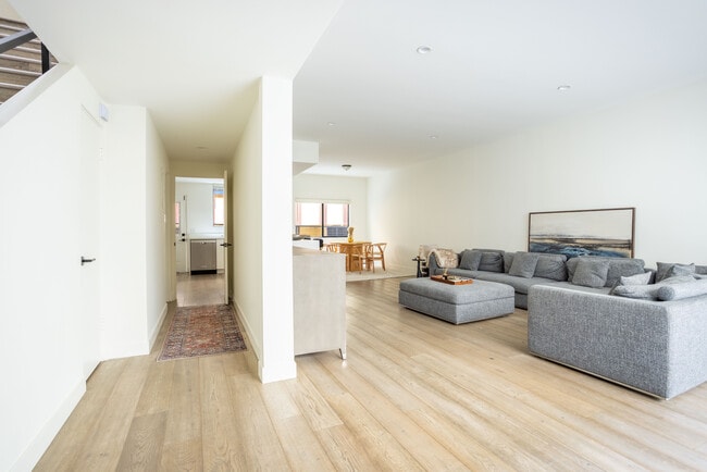 Building Photo - 1823 N Fuller Ave Unit 3A Rental