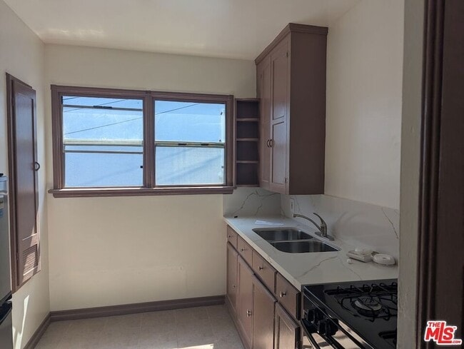 Photo - 644 W 40th Pl