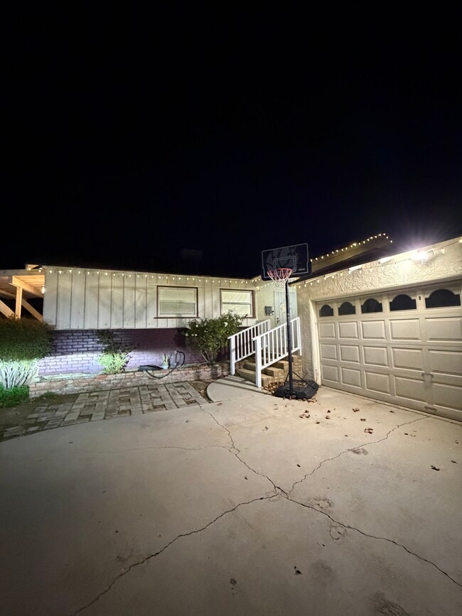 Building Photo - 44539 Lowtree Ave