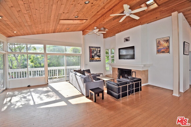Photo - 2885 Searidge St House