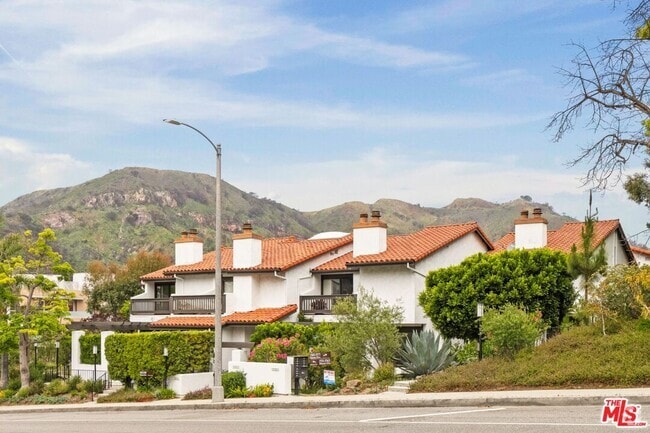 Building Photo - 1559 Palisades Dr Rental