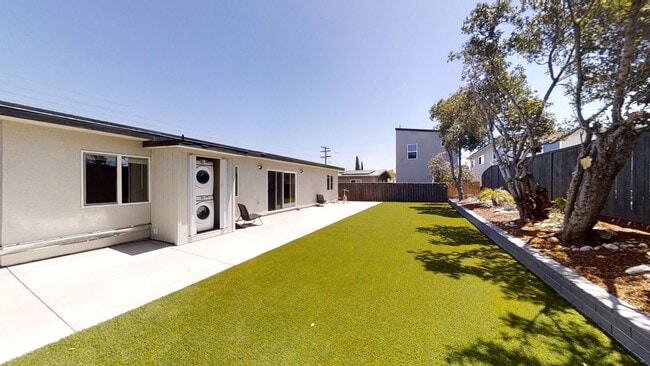 Building Photo - 3BD/1BA with beautiful yard!
