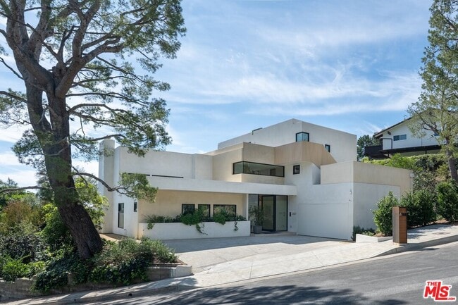 Photo - 2501 Banyan Dr