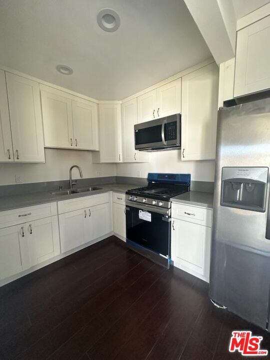 Building Photo - 10961 Roscoe Blvd