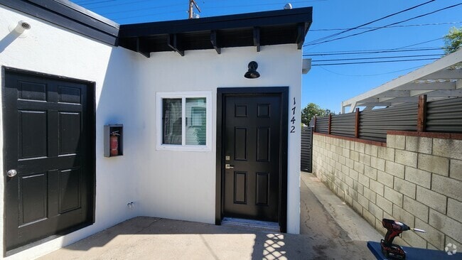 Building Photo - 1740 N Hollywood Way Unit 1740 N Hollywood way 1742 Rental