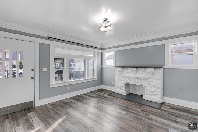 Photo - 641 W 43rd St