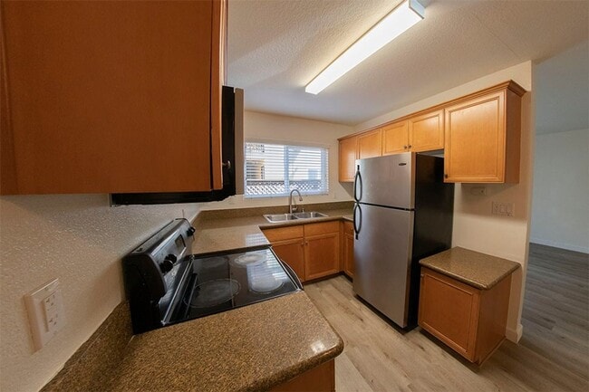 Building Photo - 2BR/1BA Clairemont Condo Freshly Painted, New Vinyl Plank Flooring Throughout Patio, 1 Parking Space