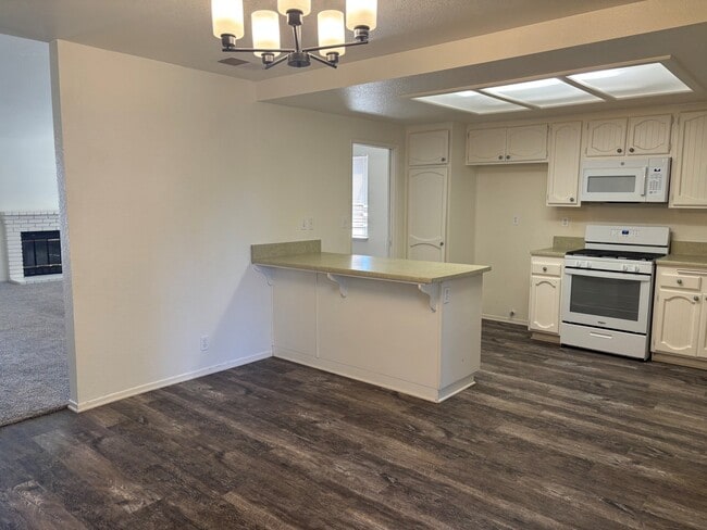 Photo - 2116 Ave
