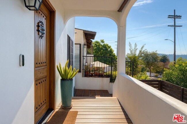 Photo - 739 Isabel St