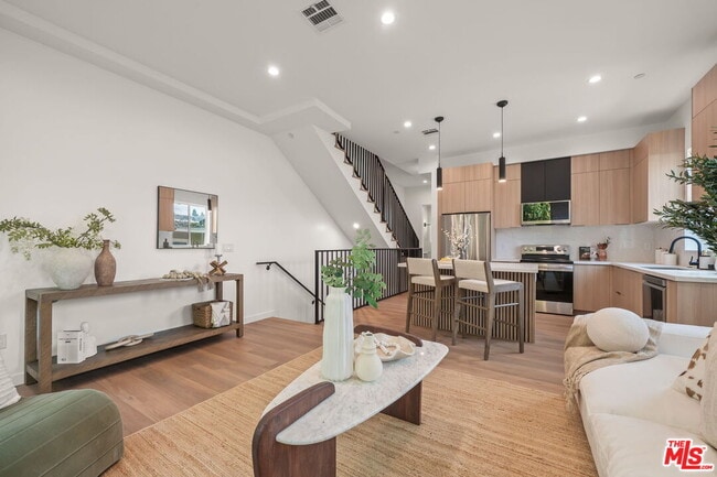 Photo - 257 1/2 S Park View St