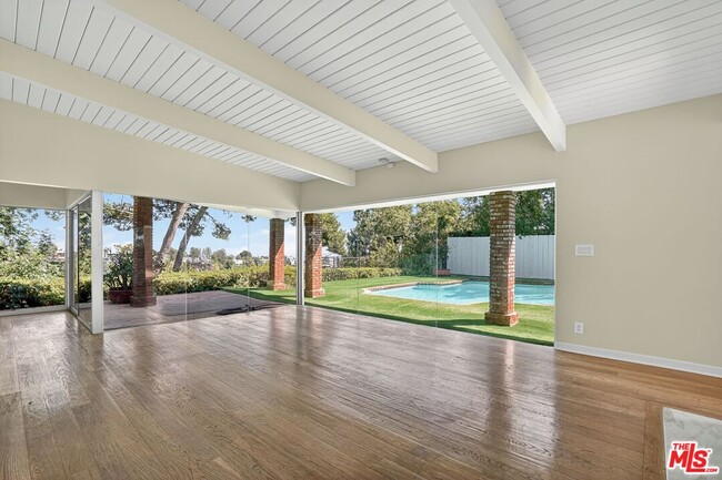 Photo - 2042 Linda Flora Dr