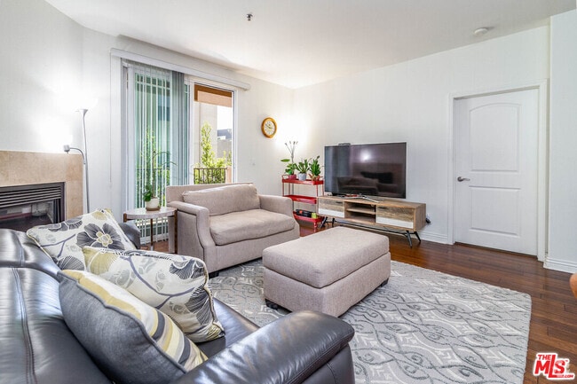 Building Photo - 5132 W Maplewood Ave Unit 206 Rental