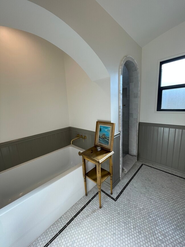 Photo - 1363 Spazier Ave