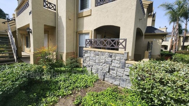 Building Photo - 2047 Lakeridge Cir Unit #104