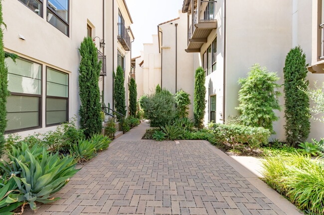 Photo - 10736 Bloomfield St