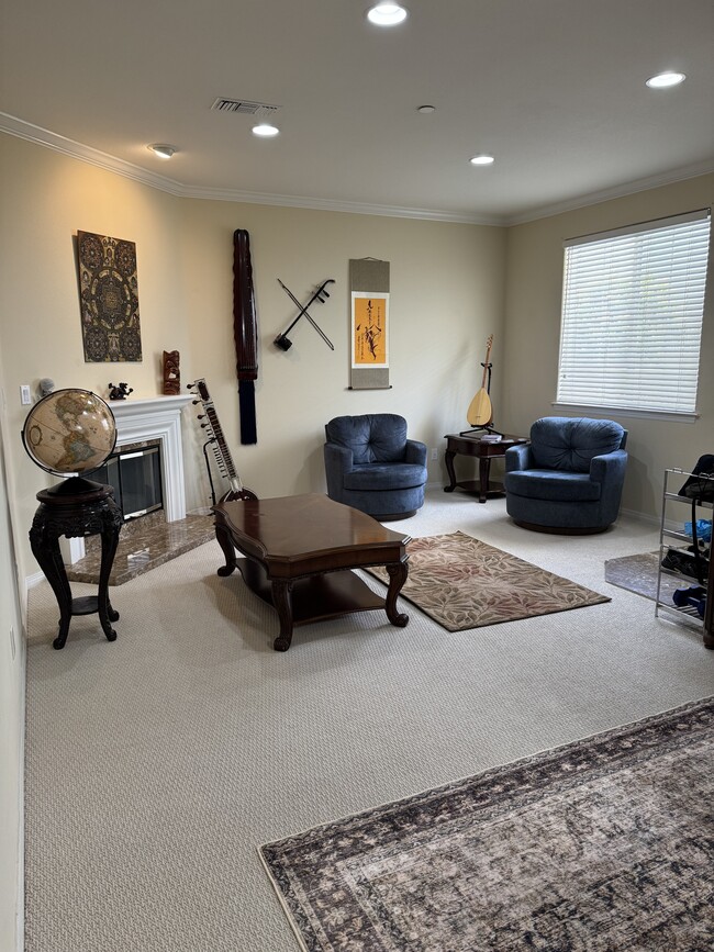 Livingroom - 632 Meyer Ln Condo Unit C