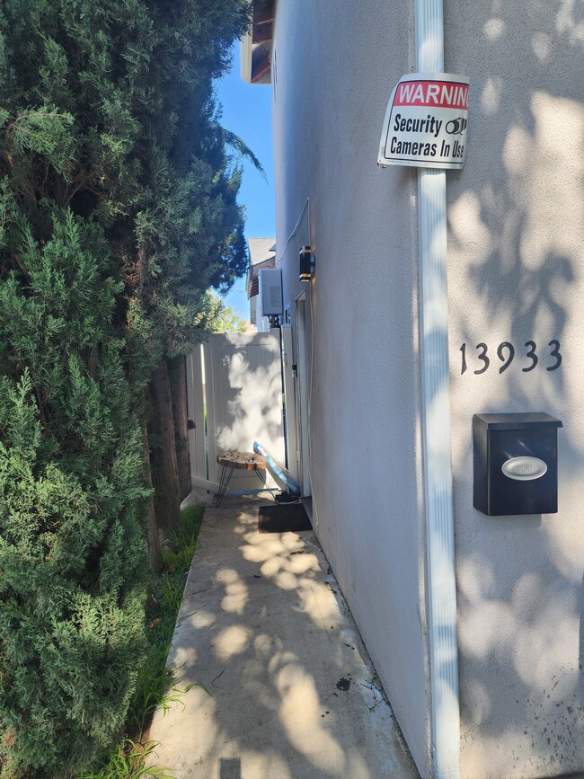 Building Photo - 13933 Cantlay St