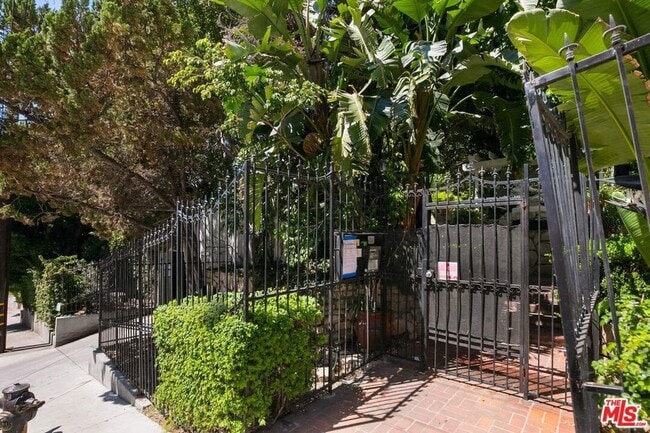 Photo - 1323 N Olive Dr House