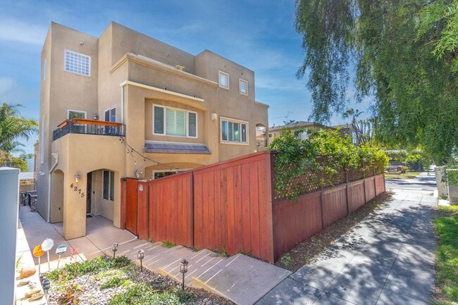 Building Photo - Beautiful 3 br/3.5ba Townhome in Pacific Beach Just Blocks to Crown Point Shores!