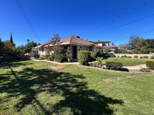 Building Photo - Newly Remodeled Spacious 4-Bed Home Availa...