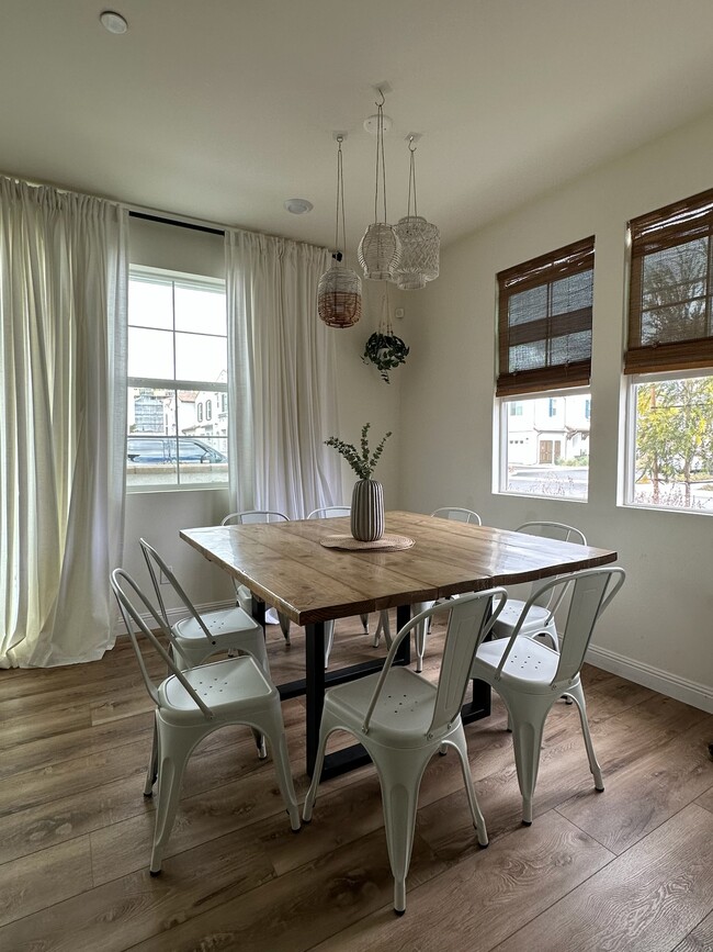 Dining area - 30321 Town Square Dr