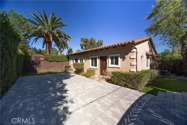 Photo - 19617 Oxnard St