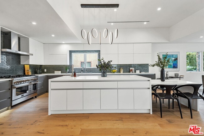 Photo - 334 S Sycamore Ave