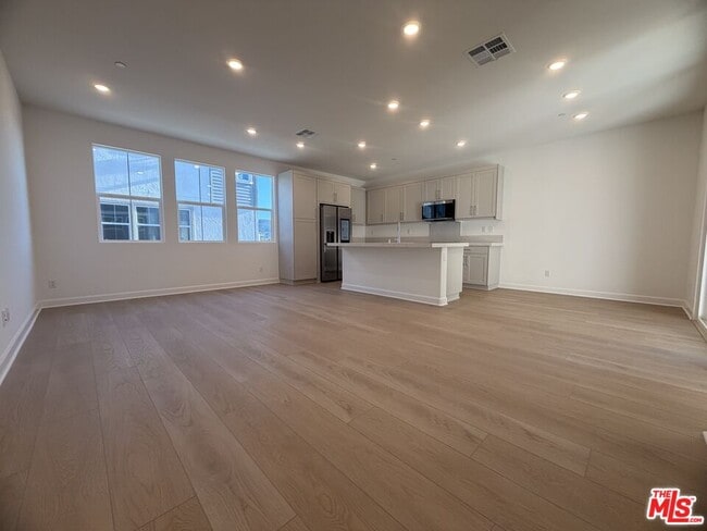 Photo - 240 Abacus Ave