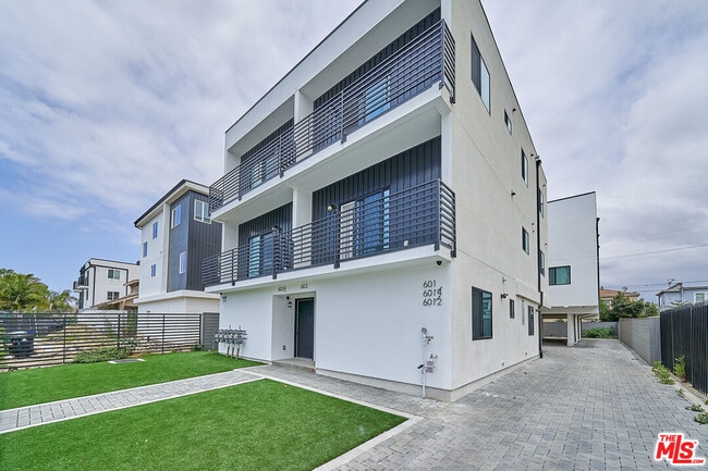 Photo - 603 W 41st Pl