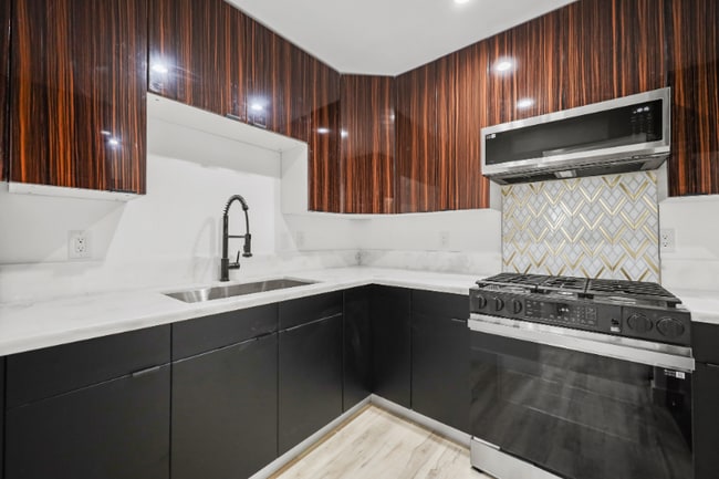 Building Photo - 111 N Normandie Ave Unit 9