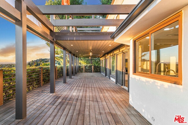 Building Photo - 1716 Vía La Paz