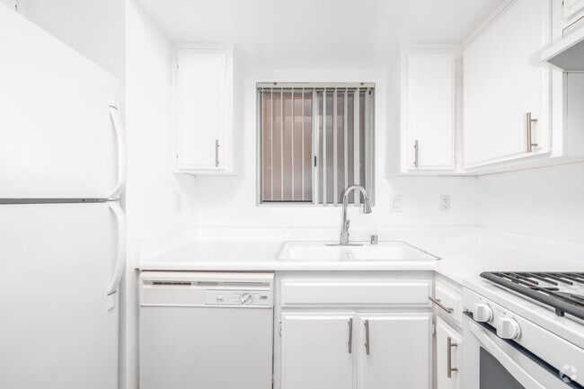 1BR, 1BA - 600SF - Kitchen - 937 10th St.