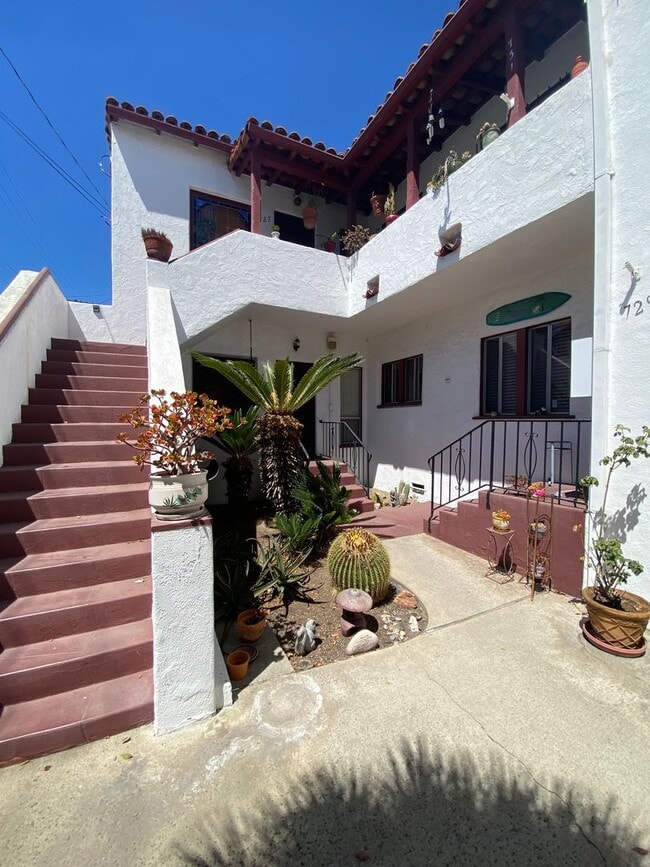 Building Photo - Cute 1 Bedroom 1 Bathroom Long Beach Apartment For Rent! Unit E. 8th St-725