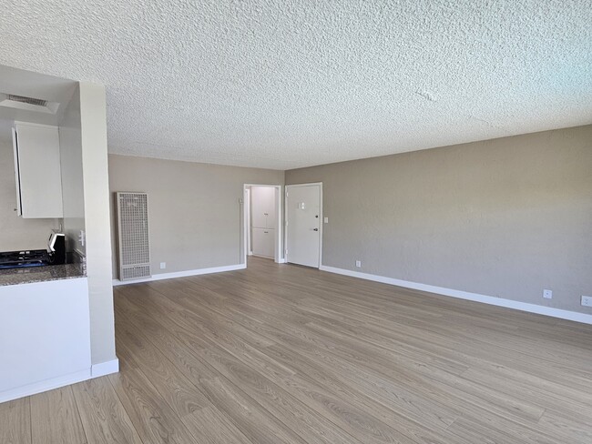 Photo - 14037 Oxnard St