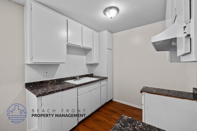Photo - 1880 Locust Ave Apartments