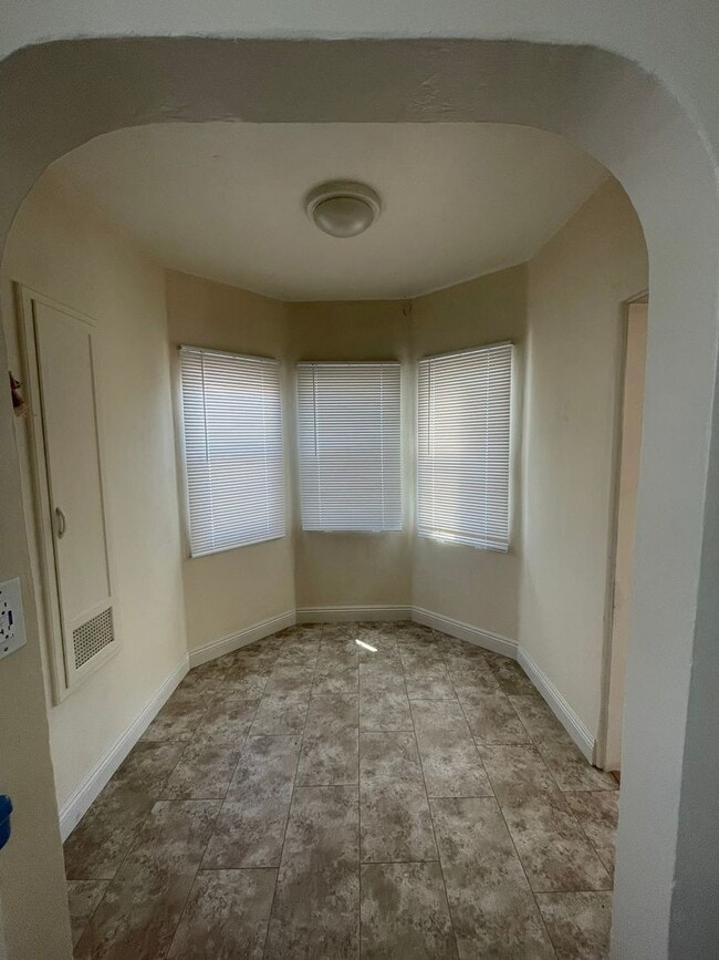 Cute 2nd Story ADU, with garage for storag... - Cute 2nd Story ADU, with garage for storag... House