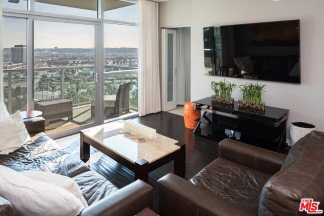 Building Photo - 13700 Marina Pointe Dr Unit 1725