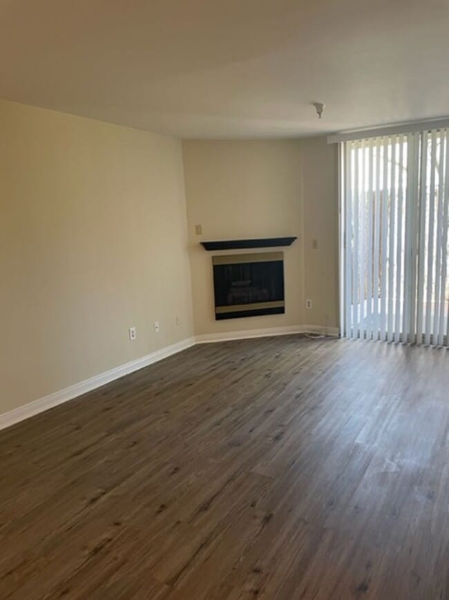Photo - 1 Bedroom, 1 Bathroom North Hollywood Condominium for Lease! Unit 102