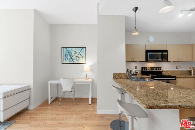 Photo - 630 W 6th St Unit 613
