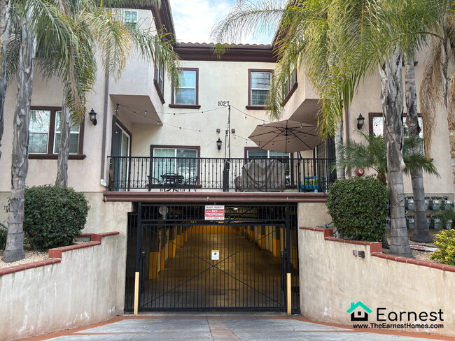 Luxury 4-Bedroom, 3 Bathroom Townhome in t... - Luxury 4-Bedroom, 3 Bathroom Townhome in t... Unit #108